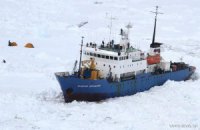 В Антарктике эвакуировали 52 пассажира застрявшего в ледовом плену российского судна