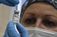 Троє щеплених російською вакциною лікарів все одно заразилися COVID-19