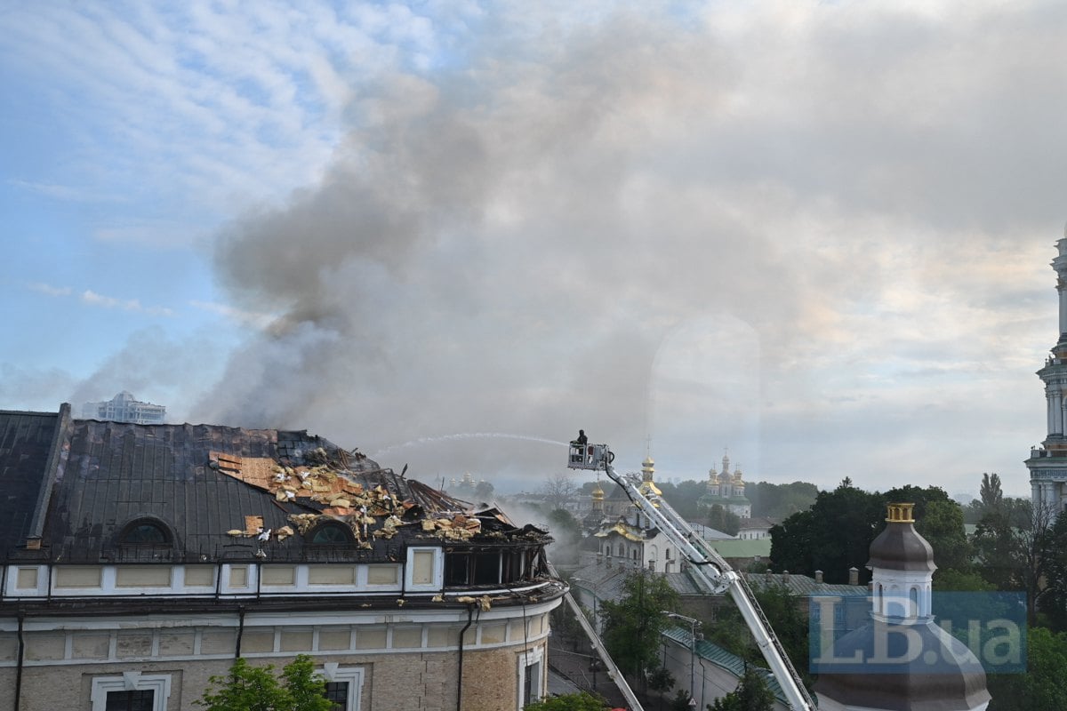 Рятувальники ліквідовують пожежі на даху Успенського собору Києво-Печерської Лаври 