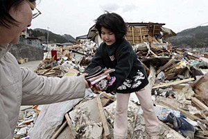 Японские власти думают, как утилизировать тонны мусора после землетрясения