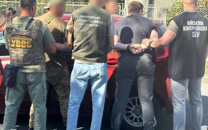 На Буковині викрили співробітників ТЦК, які хотіли переправити ухилянтів до Румунії