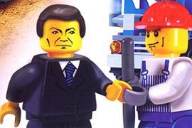 Януковича изобразили в виде лего-человека
