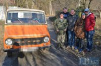 Пенсионеры из-под Фастова подарили военным в АТО автомобиль 