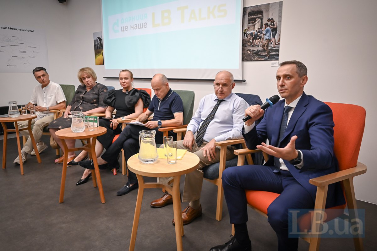 Віктор Досенко, Елла Лібанова, Катерина Загорій, Михайло Радуцький, Борис Тодуров і Віктор Ляшко (праворуч) під час дискусії 