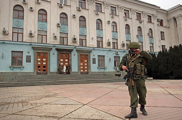 У здания Кабинета министров Крыма