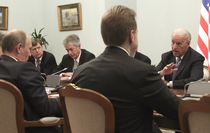 Политики встречалысь раньше. Вице-президент США Джо Байден (справа) и премьер-министр России Владимир Путин (слева) во время переговоров в Москве, 10 марта 2011 г.