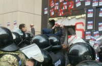 В ходе стычек у Сбербанка в Харькове пострадал полицейский
