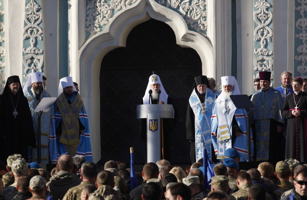 Патріарх Української православної церкви Київського патріархату Філарет (у центрі) звертається до вірян під час служби-подяки після надання автокефалії Українській Церкві на площі перед Софійським собором у Києві, Україна, 14 жовтня 2018 р.