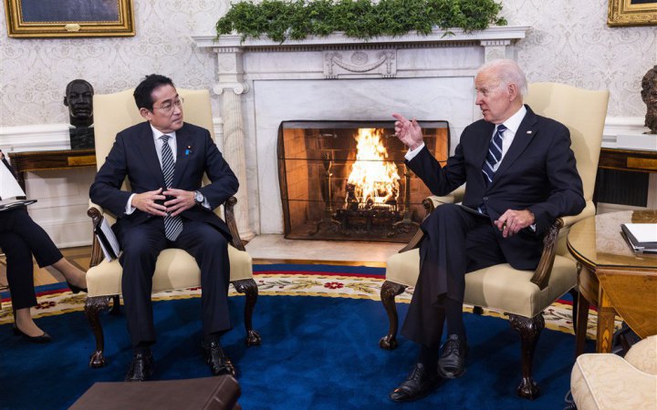 Лідери Японії та США домовилися продовжувати санкції проти Росії та підтримувати Україну
