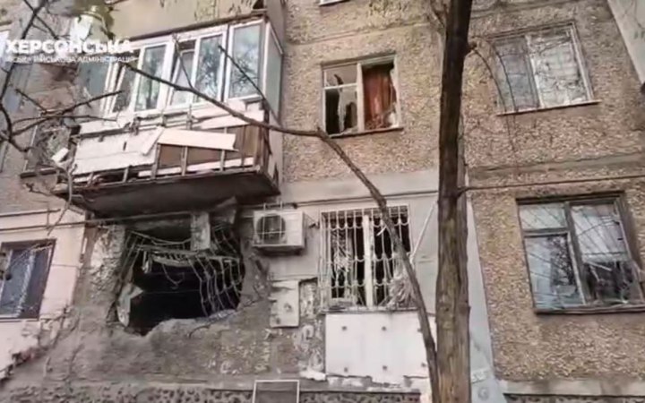 Росіяни вдарили з артилерії по центру Херсона (доповнено)
