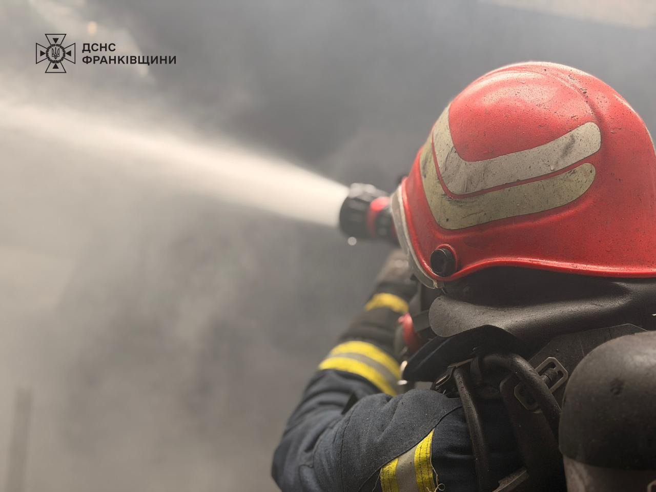 Прикарпатські рятувальники ліквідували пожежу, спричинену російським ударом по об’єкту критичної інфрастуктури області в ніч на 7 лютого 2026 р