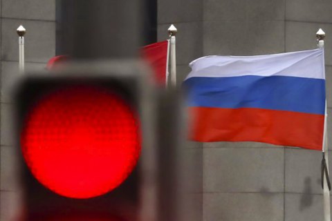 США включили в санкционный пакет запрет международных платежей между российскими и американскими банками, – Reuters