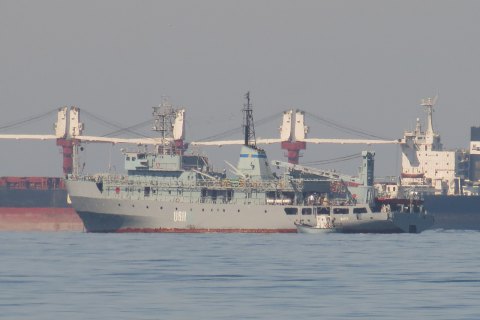 В пункт базирования вернулся корабль ВМС, потерпевший бедствие в Черном море