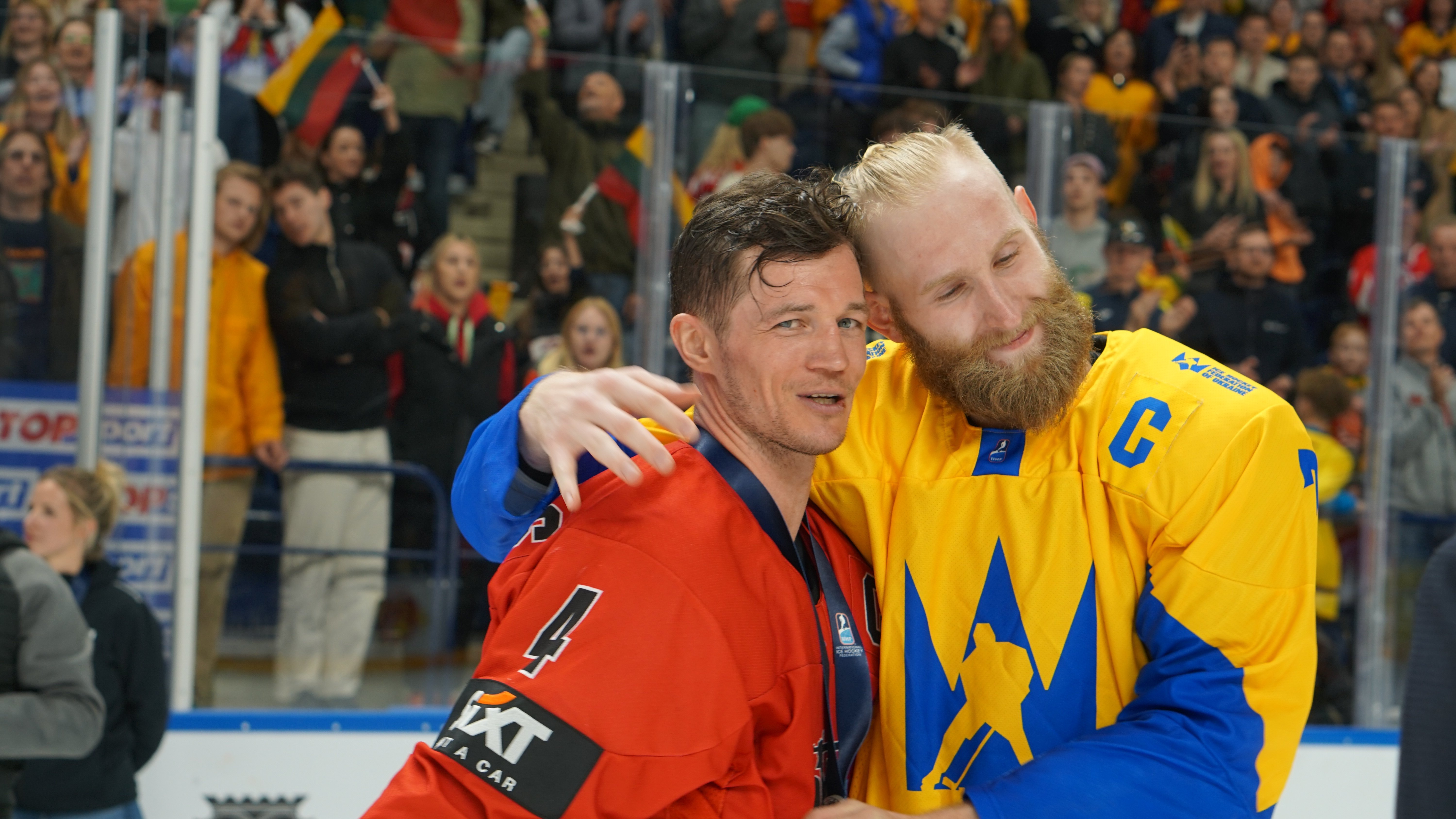 Ігор Мережко в ігровому епізоді з хокеїстом литовської збірної.