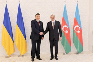 Янукович хочет помирить Армению с Азербайджаном