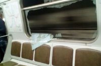 Киевлянин отдал деньги за разбитое окно в вагоне метро 
