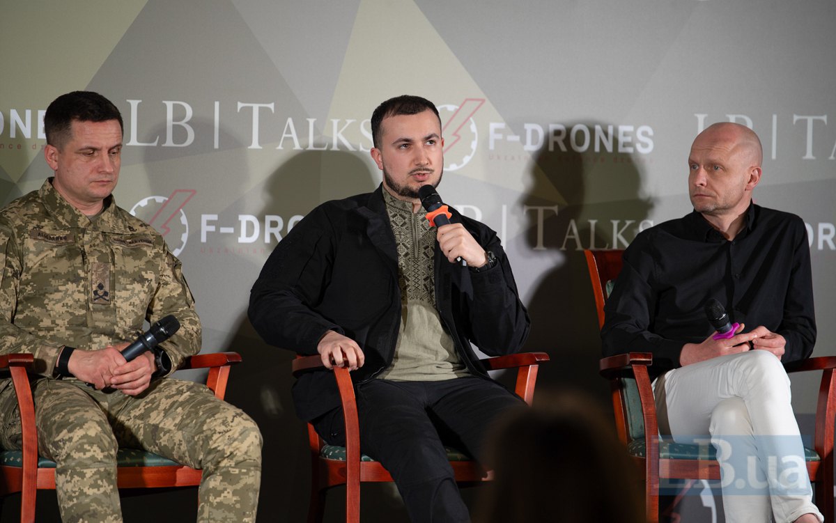Андрій Лебеденко, заступник головнокомандувача ЗСУ, Давид Алоян, заступник секретаря РНБО ( у центрі) і Андрій Гриценюк, СЕО
українського оборонно-технологічного кластера BRAVE1 (праворуч)
