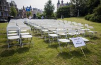 Перед посольством РФ в Гааге установили 298 пустых кресел в память о погибших пассажирах МН17