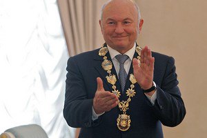 Лужков розводить бджіл і просуває винайдений ним суперкомп