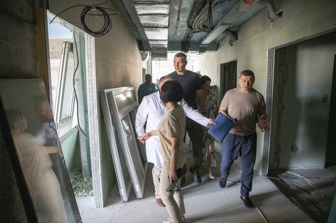 Віталій Кличко, Микола Поворозник і Валентина Гінзбург під час перевірки ремонту Київського госпіталю ветеранів війни, 6 липня
2023 року.