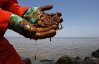 Чиновник думает, что огромное нефтяное пятно под Одессой исчезнет само