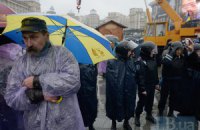 На Майдан пригнали автобус-автозак и машину со щитами