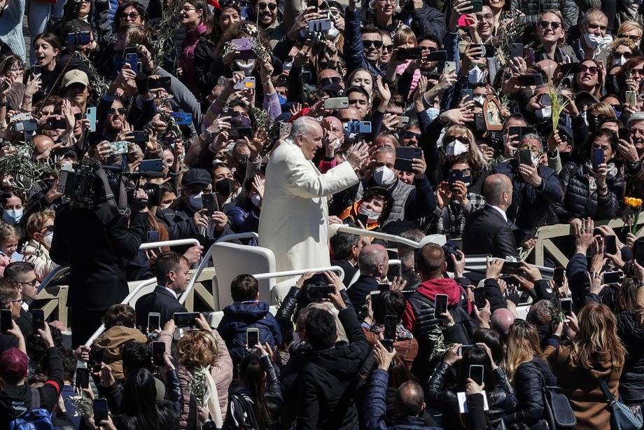 Папа Франциск вітає вірних під час богослужіння на площі Святого Петра у Ватикані, 10 квітня 2022 р.