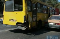 Грузовик протаранил маршрутку с пассажирами в Киеве