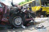 Автомобіль протаранив маршрутку в Києві і загорівся