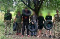 Біля кордону з Румунією затримали п'ятьох чоловіків, які хотіли перепливти Тису з надувними колами