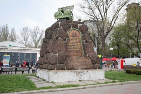 Вятрович потребовал убрать памятник-пушку с Арсенальной площади в Киеве