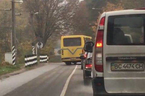 Водителя львовской маршрутки лишили прав за снятый на видео опасный маневр