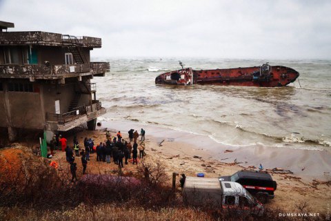 Одесские власти обязали владельца затонувшего танкера "Делфи" убрать судно до 31 марта
