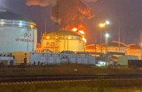 У російському порту Тамань біля Кримського мосту загорівся резервуар з нафтопродуктами внаслідок атаки безпілотника, - росЗМІ
