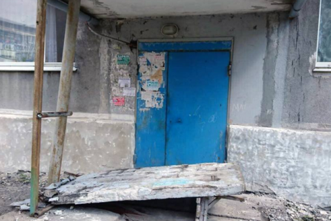 В Доброполье скончалась девочка, попавшая под бетонную стену