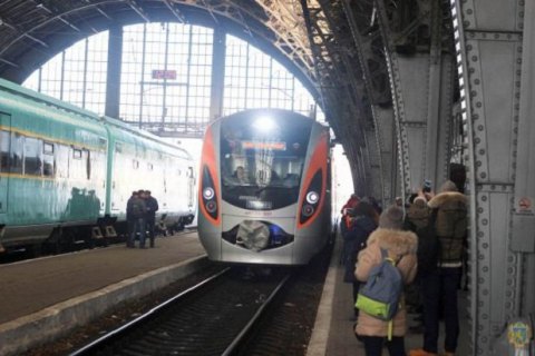 Швидкісний потяг "Львів - Київ" закидали камінням і розбили лобове скло
