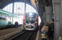 Скоростной поезд "Львов - Киев" забросали камнями и разбили лобовое стекло