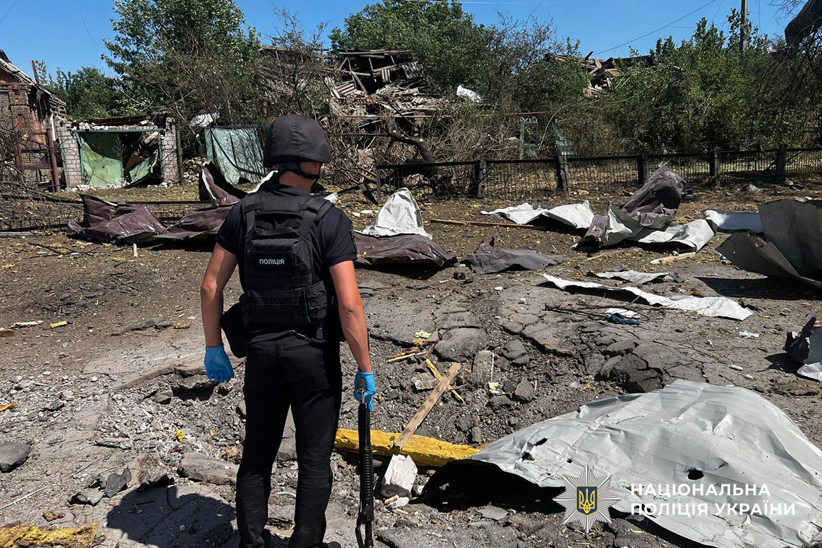 Наслідки ворожого обстрілу автошляху біля Родинського на Донеччині, 10 липня 2025.