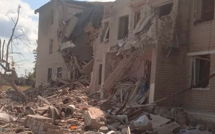 Росіяни скинули авіабомбу на житловий будинок у Харківській області, є жертви (оновлено)