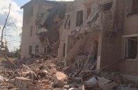 Росіяни скинули авіабомбу на житловий будинок у Харківській області, є жертви (оновлено)