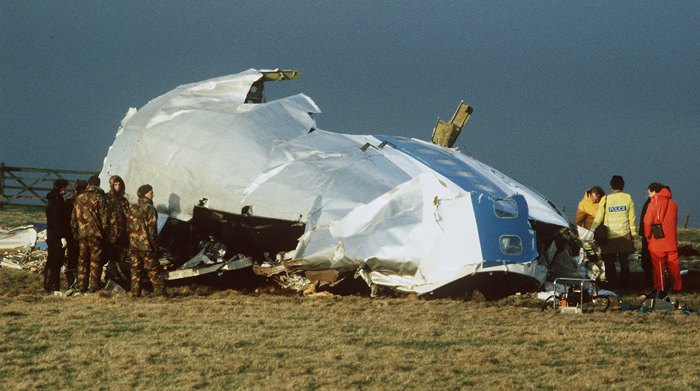 21 декабря 1988 г авиалайнер Boeing 747-121 Pan American, летевший из Лондона в Нью-Йорк, был взорван в небе над Локерби и
рухнул на жилые дома.