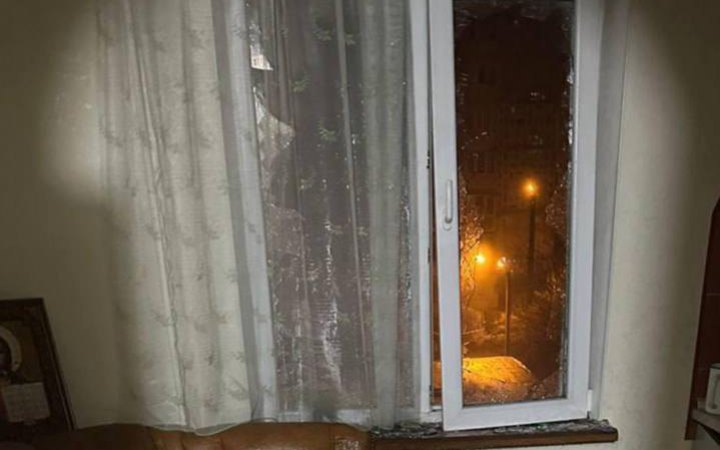 Зранку російський дрон влучив у балкон одеської багатоповерхівки 