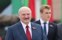 Лукашенко розповів, що переніс коронавірус "на ногах"