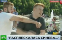 ​Мужчина в футболке "Оплота" ударил журналиста в Москве во время съемки репортажа о дне ВДВ (Обновлено)