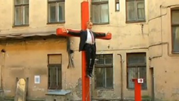 Статуя распятого на кресте Владимира Путина