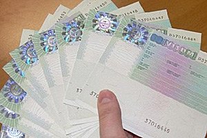 Українців залишають без закордонних паспортів