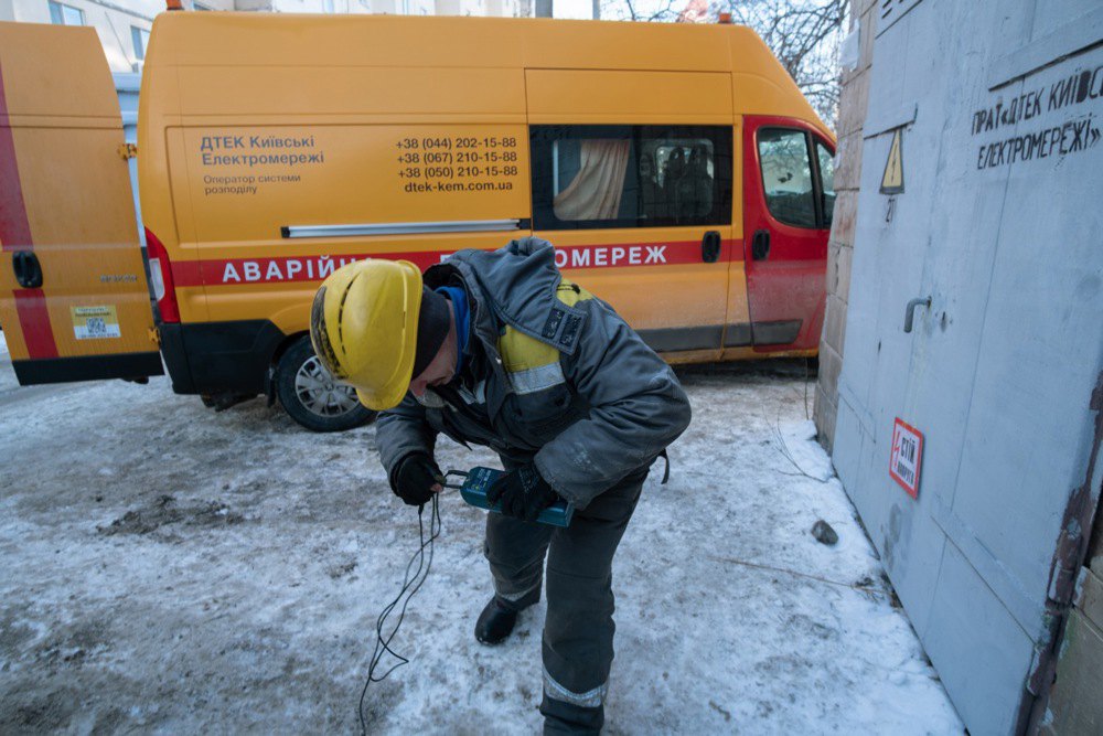 Працівники ДТЕК ремонтують електричну підстанцію в Києві, 21 січня 2026 року.
