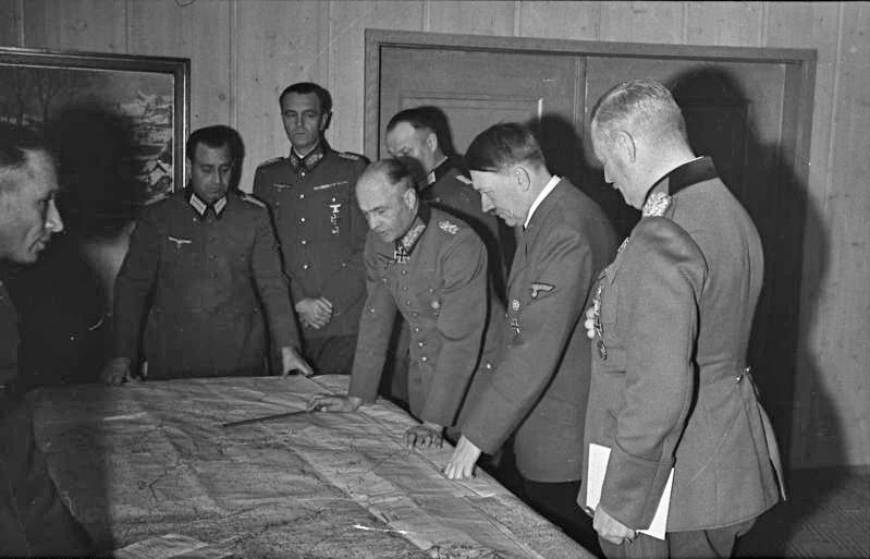 Рейхсканцлер Німеччини, верховний головнокомандувач Адольф Гітлер, начальник штабу головнокомандування збройними силами Вільгельм Кейтель, генерал-фельдмаршал Фрідріх Паулюс і генерал-фельдмаршал Вальтер фон Браухіч, жовтень 1941 року