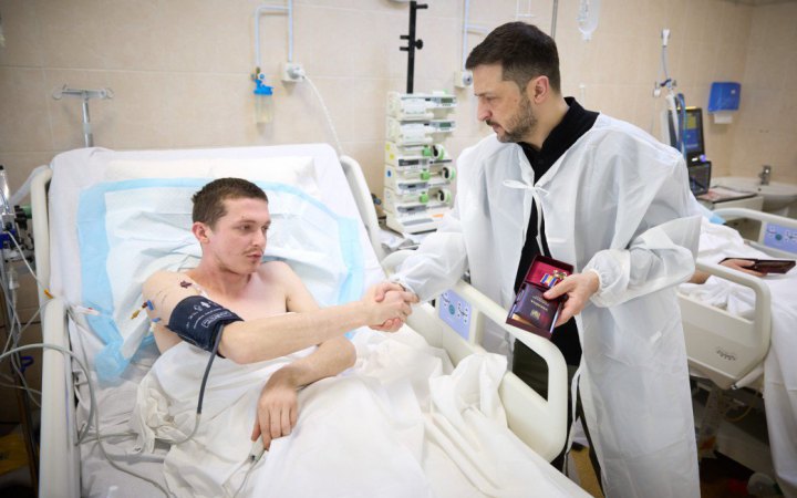 ​Зеленський відвідав у Дніпрі поранених військових і вручив державні нагороди
