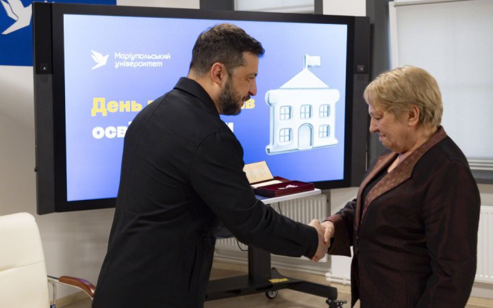 Зеленський зустрівся з освітянами та відзначив їх нагородами напередодні професійного свята